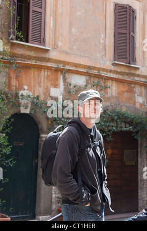 Homme marchant sur la rue du village Banque D'Images