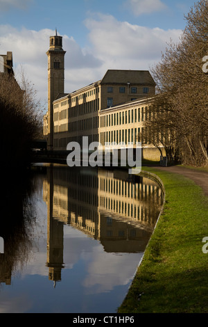 Nouveau moulin sur le Leeds Liverpool Canal à Saltaire. Banque D'Images