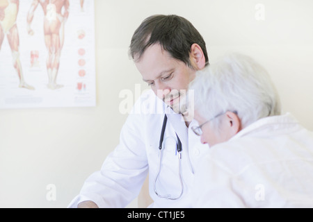 Doctor talking with patient in office Banque D'Images