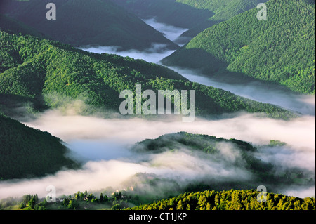 Brouillard dans les vallées au lever du soleil, vu depuis le Col de portel, Aquitaine, Pyrénées, France Banque D'Images