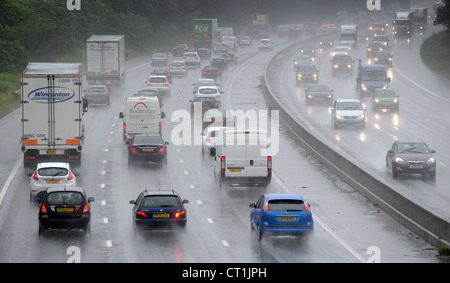 La circulation intense DANS DES CONDITIONS DE TEMPS DE PLUIE SUR L'autoroute M6 PRÈS DE STAFFORD ANGLETERRE RE EFFET PLUIE VISIBILITÉ CONDUITE UK Banque D'Images