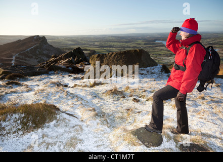 Une femme avec un sac à dos Walker à la poule vers Cloud de cafards, le Peak District, Staffordshire, Angleterre, Royaume-Uni Banque D'Images