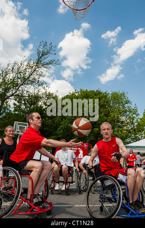 Des équipes de personnes valides et handicapées à jouer au basketball en fauteuil roulant uk Banque D'Images