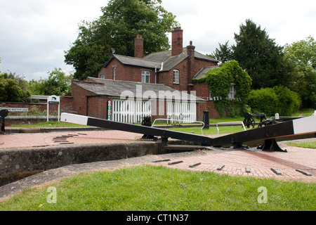 Au verrouillage du fond à Hillmorton des éclusiers chambre s à proximité sur la rive de l'Oxford Canal dans le Warwickshire. Banque D'Images