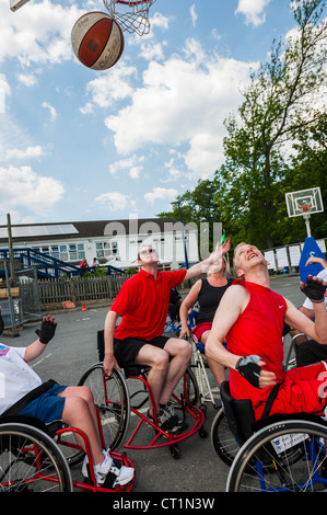 Des équipes de personnes valides et handicapées à jouer au basketball en fauteuil roulant uk Banque D'Images
