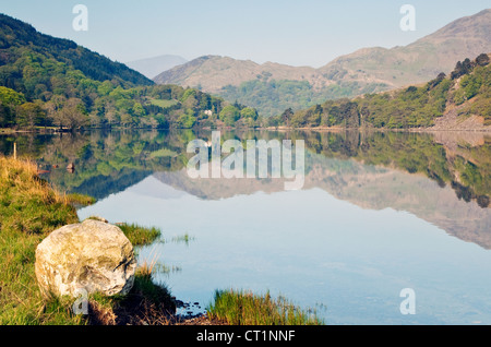 Tôt le matin, les montagnes au-dessus de Llyn Gwynant Lake dans le Parc National de Snowdonia Vallée Nantgwynant Gwynedd North Wales UK Banque D'Images