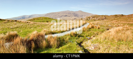 Ciel bleu au-dessus du chemin d'Rhyd-Ddu à Snowdon mountain range, le parc national de Snowdonia Gwynedd au nord du Pays de Galles au Royaume-Uni, la fin du printemps. Banque D'Images