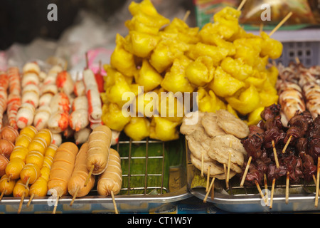 Thai Food stall sur brochette dans la rue du marché Banque D'Images