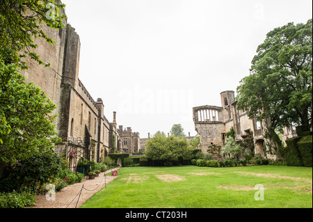 WINCHCOMBE, Angleterre — le château de Sudeley dans le Gloucestershire, qui présente à la fois ses structures préservées de l'époque Tudor (à gauche) et les ruines de sections détruites pendant la guerre civile anglaise (à droite). Ce château historique, datant du XVe siècle, était la dernière demeure de Catherine Parr, la dernière épouse d'Henri VIII, et offre aux visiteurs un contraste visuel saisissant entre grandeur restaurée et vestiges altérés. Banque D'Images