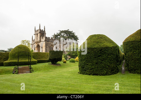 WINCHCOMBE, Angleterre — Mary's Chapel se trouve dans le domaine du château de Sudeley dans le Gloucestershire, servant de lieu de repos final à Catherine Parr, la sixième et dernière épouse du roi Henry VIII la chapelle du XVe siècle illustre l'architecture religieuse des Tudor et a été restaurée à l'époque victorienne après être tombée en ruine après la guerre civile anglaise. Catherine Parr meurt au château de Sudeley en 1548, après avoir survécu à son mari royal. Son tombeau de marbre, situé dans le sanctuaire de la chapelle, attire les visiteurs intéressés par l'histoire des Tudor. La chapelle reste un lieu actif de worshi Banque D'Images