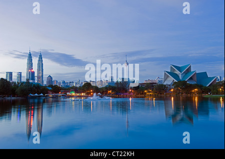 Les Tours Petronas et Istana Budaya Théâtre National, le lac Titiwangsa, Kuala Lumpur, Malaisie, Asie du Sud Est Banque D'Images