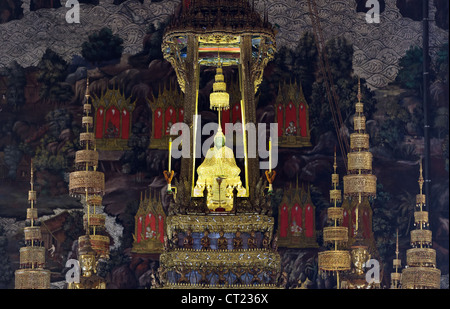 Statue du Bouddha émeraude saint dans le temple Wat Phra Kaeo, Bangkok, Thaïlande Banque D'Images