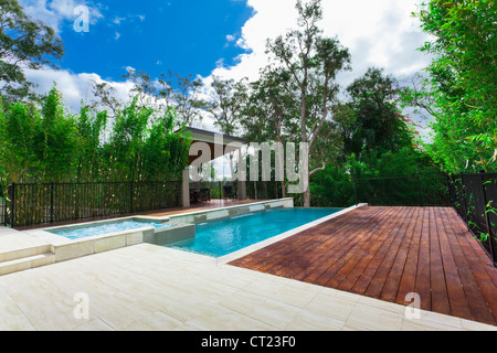 Jardin moderne avec piscine et zone de divertissement dans l'élégant quartier de Australian home Banque D'Images