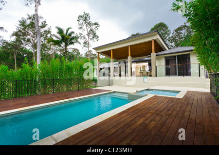 Jardin moderne avec piscine et zone de divertissement extérieur dans hôtel particulier de l'Australie Banque D'Images