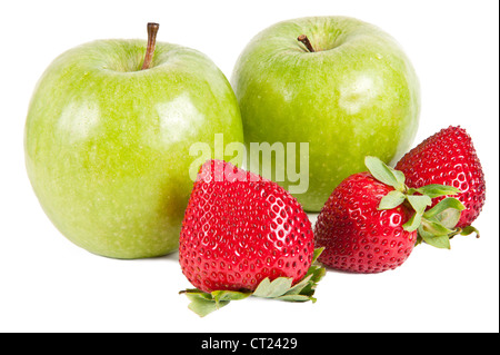 Trois fraises devant deux pommes vertes Banque D'Images