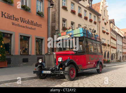 Bus historique à l'extérieur du Village de Noël de Käthe Wohlfahrt (Weihnachtsdorf) à Rothenburg ob der Tauber, Bavière, Allemagne Banque D'Images