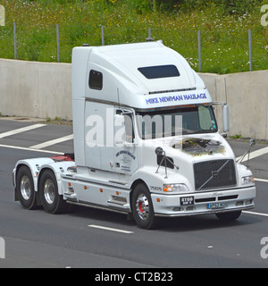 Tracteur Volvo sans remorque sur autoroute britannique avec haut simplifiée pour réduire la traînée du vent Banque D'Images