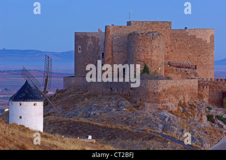 Moulins à vent et les Caballeros de San Juan de Jerusaln Château, Consuegra, province de Tolède, Route de Don Quichotte, Castille la Manche, Banque D'Images