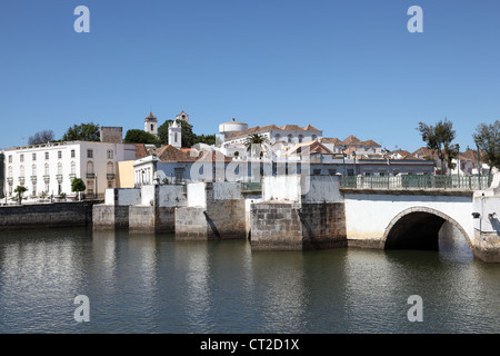 Ancien pont romain à Tavira, Algarve Portugal Banque D'Images