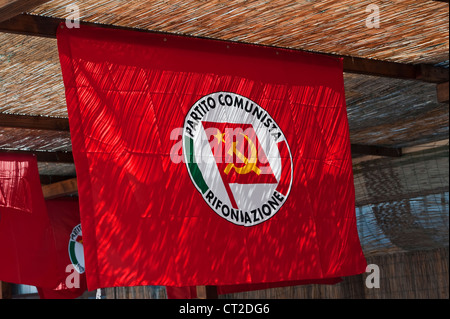 Le drapeau rouge de la RPC (Partito della Rifondazione Comunista) vole pour le jour de mai sur la Giudecca, Venise, Italie. Banque D'Images