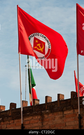 Le drapeau rouge de la RPC (Partito della Rifondazione Comunista) vole pour le jour de mai sur la Giudecca, Venise, Italie. Banque D'Images