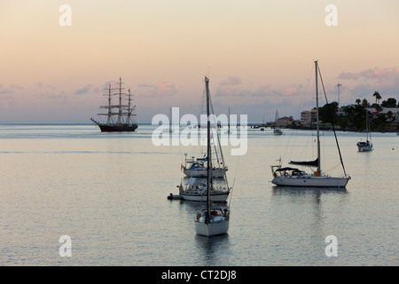 Bateaux dans le port de Roseau, la mer des Caraïbes, la Dominique Banque D'Images