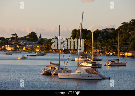 Bateaux dans le port de Roseau, la mer des Caraïbes, la Dominique Banque D'Images