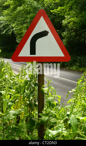 Virage à droite signe sur une route de campagne au Royaume-Uni Banque D'Images