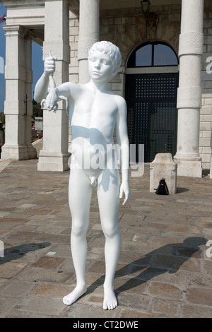 Avec 'Boy' Grenouille statue sur la Punta della Dogana Venise Banque D'Images