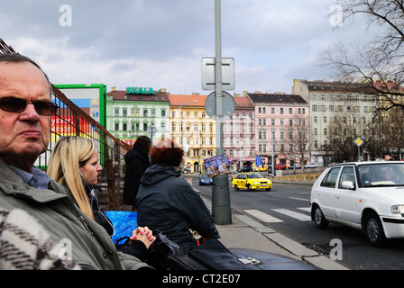 Les gens qui attendent à l'arrêt de bus, Prague, République tchèque - Mars 2011 Banque D'Images