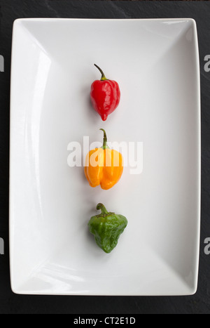 Rouge jaune et vert Piments Scotch Bonnet Banque D'Images