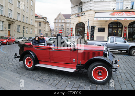 Visite guidée en voiture Skoda vintage, Prague, République tchèque - Mars 2011 Banque D'Images