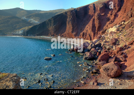 L'un des plus populaires natation endroits de Santorin - Plage Rouge, Kokkini Ammos, Santorini, Grèce Banque D'Images