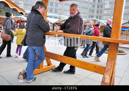 Berlin, Allemagne. L'Alexanderplatz. Les personnes mangeant à échoppes Banque D'Images