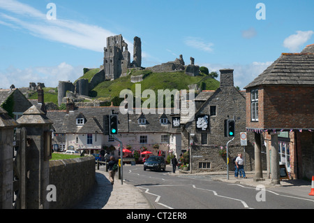 Château de Corfe village sur une belle journée d'été Banque D'Images