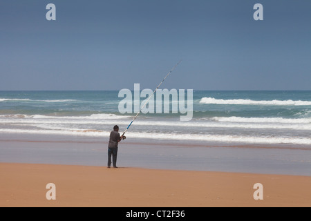 Un homme berbère arabe la pêche dans l'océan Atlantique de la plage près d'Agadir, Maroc Sud Banque D'Images