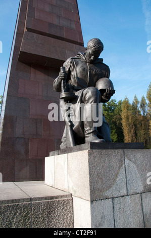 Immense statue d'un soldat agenouillé au Monument commémoratif de guerre soviétique en parc de Treptow à Berlin, Allemagne Banque D'Images