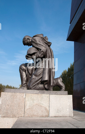 Immense statue d'un soldat agenouillé au Monument commémoratif de guerre soviétique en parc de Treptow à Berlin, Allemagne Banque D'Images