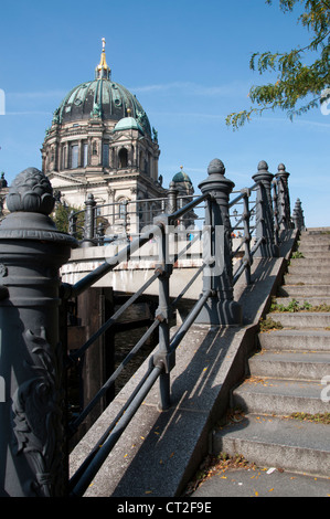 Vue sur la cathédrale de Berlin (Berliner Dom) de l'escalier de pierre sur cannal bank, Berlin, Allemagne Banque D'Images