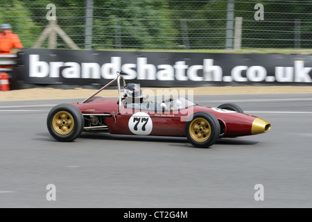 Voiture de course classique sur la voie Banque D'Images