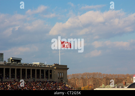 L'athlétisme de l'Université Harvard, 'H' streaming drapeau à la Harvard - Yale match de football le 20 novembre 2010 à Cambridge, MA. Banque D'Images