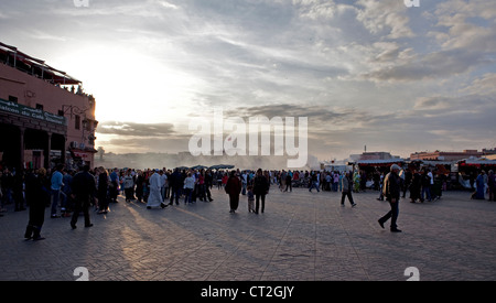 La fumée monte de la stands de nourriture dans la place Jemaa el-Fna dans la médina de Marrakech Banque D'Images