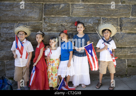 Les participants à la parade annuelle de l'enfant évangélique sur la 3e Avenue. en espagnol Harlem, New York. Banque D'Images