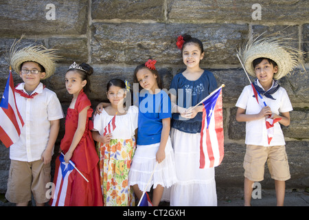 Les participants à la parade annuelle de l'enfant évangélique sur la 3e Avenue. en espagnol Harlem, New York. Banque D'Images