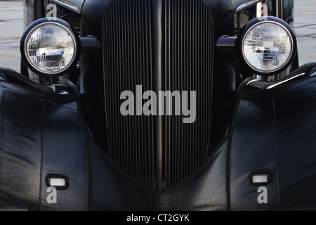 Auto- 1936 Chevrolet. Phares et Grill. Hotrod avec peinture moderne détails. Soutien-gorge sur l'avant. A598N Banque D'Images