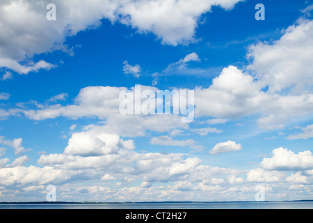Beau ciel bleu avec des nuages blancs Banque D'Images