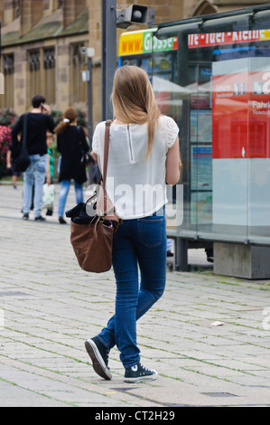 Portrait jeune femme blonde en attente à la gare routière de trains de banlieue - Marktplatz Heilbronn Allemagne Europe Banque D'Images