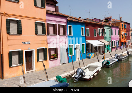 Maisons peintes de couleurs vives sur Burano - Venise Italie Banque D'Images