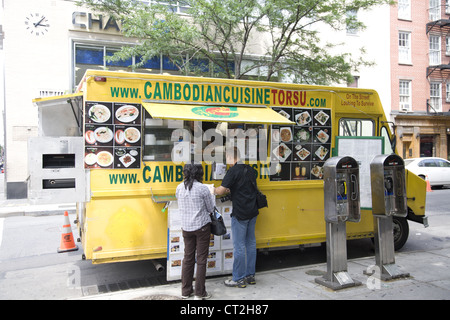 Des camions du vendeur sont communs à New York comme ce camion cuisine cambodgienne stationné sur une rue dans le village. NYC Banque D'Images