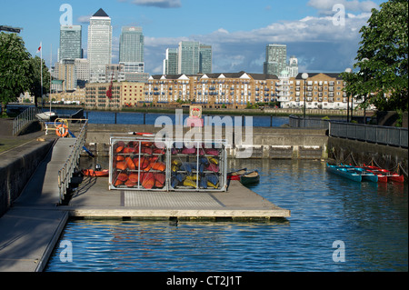 Shadwell Basin Water sports avec Canary Wharf en arrière-plan, Tower Hamlets, London, UK Banque D'Images